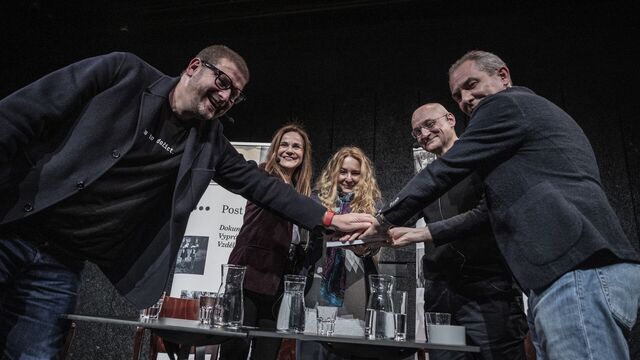 Křest! Na fotografii zleva Jindřich Šídlo, Klára Jirovcová Pospíšilová, Věra Krincvajová, Václav Bartuška a Jan Dobrovský. Foto: Karel Cudlín