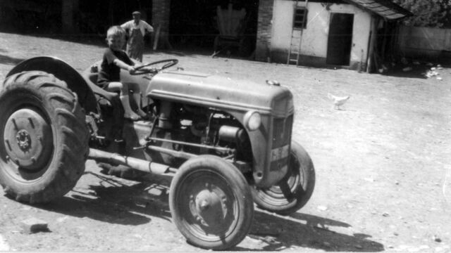 Dvůr na statku Cechových v Nezdenicích, v pozadí stojí František Cecha. Foto kolem roku 1949. Zdroj: archiv pamětnice