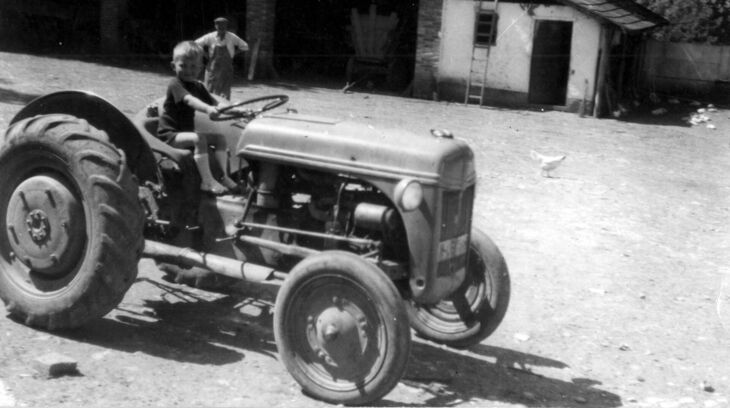 Dvůr na statku Cechových v Nezdenicích, v pozadí stojí František Cecha. Foto kolem roku 1949. Zdroj: archiv pamětnice