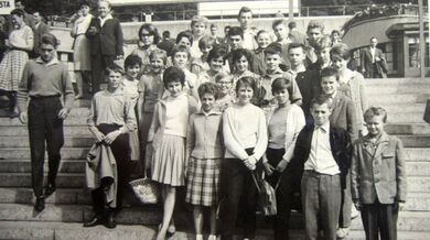 První třída, kterou Drahomíra Hudečková vyučovala jako třídní učitelka (uprostřed v brýlích), Brno 1963