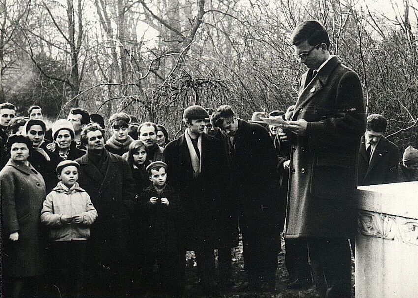 Miklós Duray hovoří před Petőfiho sochou v Bratislavě, 1965. Zdroj: web Miklóse Duraye