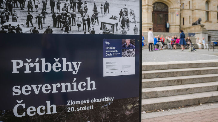 Vernisáž výstavy 11. května před budovou Severočeského muzea v Liberci. Zdroj: Post Bellum