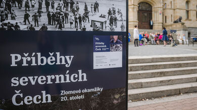 Vernisáž výstavy 11. května před budovou Severočeského muzea v Liberci. Zdroj: Post Bellum