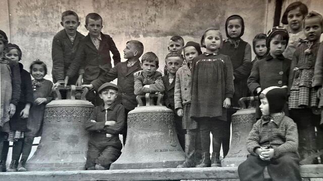 Děti se zvony zabavenými pro účely zbrojního průmyslu, duben 1942. Zdroj: archiv pamětnice