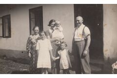 Rodina pamětnice, ona je menší holčička dole uprostřed, 1939<br /> 