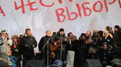 Jurij Ševčuk, frontman skupiny DDT, zpívá na opozičním shromáždění v Moskvě v únoru 2012. Po napadení Ukrajiny veřejně odmítl válku a stal se jedním z nejvýraznějších hlasů ruské hudební scény proti invazi. Foto: Bogomolov.PL / Wikimedia Commons, CC BY-SA 3.0