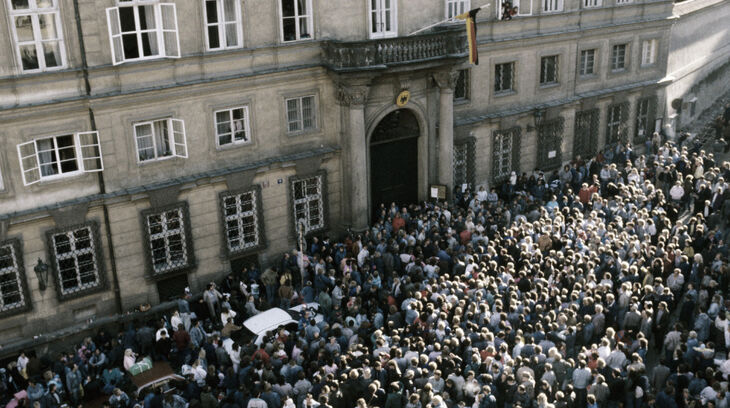 Velvyslanectví Spolkové republiky Německo v obležení uprchlíků z Německé demokratické republiky (NDR) na začátku října 1989.