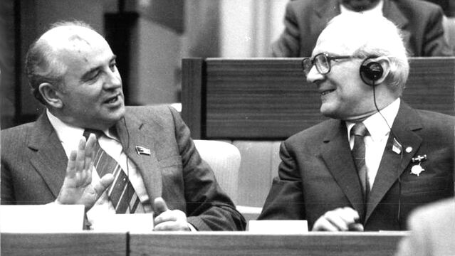 Gorbačov a Erich Honecker na XI. sjezdu SED v NDR 21. dubna 1986.
zdroj: Bundesarchiv, Bild 183-1986-0421-010 / Mittelstädt, Rainer / CC-BY-SA 3.0