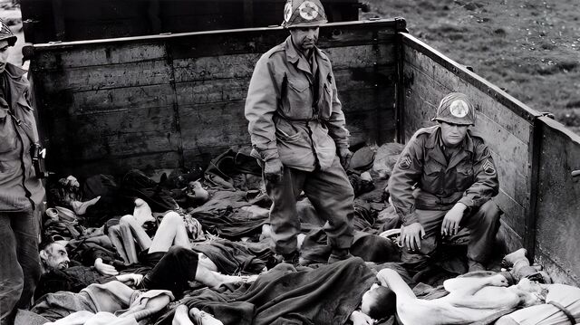 Američtí vojáci nacházejí další náklad mrtvých těl v Dachau (30. dubna 1945). Foto: DPA / dpa Picture-Alliance via AFP / Profimedia / Český rozhlas