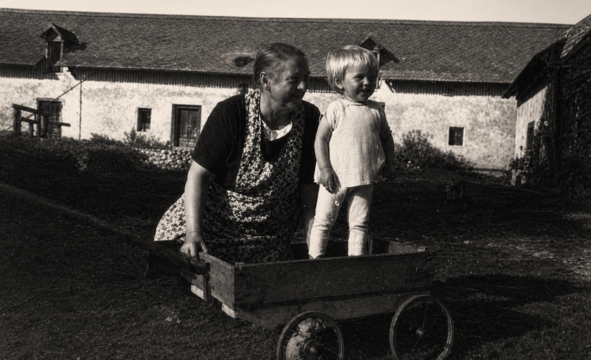 Jana Čížková s babičkou Helenou v Loukově kolem roku 1950. Zdroj: archiv Jany Čížkové 