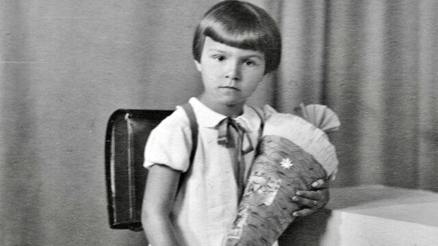 Helena Cikánová jako prvňačka 1. září 1936 v Chudeříně u Litvínova. Dva roky nato došlo k obsazení Sudet a její rodina – coby rodina státního úředníka – se musela z obsazeného pohraničí evakuovat. Zdroj: archiv pamětnice