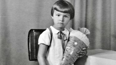 Helena Cikánová jako prvňačka 1. září 1936 v Chudeříně u Litvínova. Dva roky nato došlo k obsazení Sudet a její rodina – coby rodina státního úředníka – se musela z obsazeného pohraničí evakuovat. Zdroj: archiv pamětnice