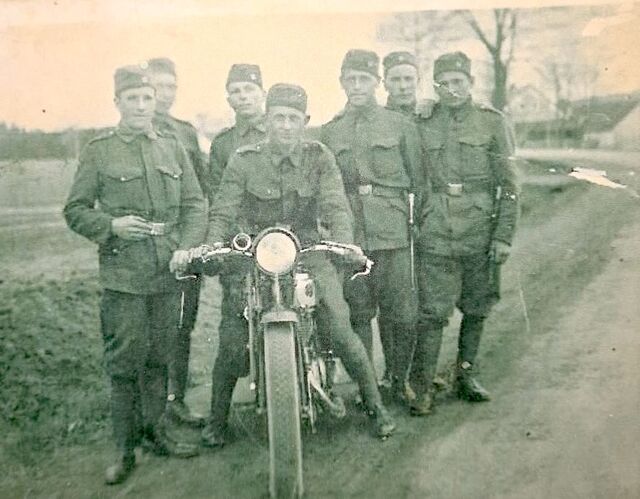Mobilizovaní záložáci ve Stříbře roku 1938. Zdroj: archiv Marie Sýkorové