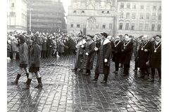 Tryzna za Jana Palacha. Průvod na Staroměstském náměstí. Zúčastnili se jej také vysocí představitelé Univerzity Karlovy. Archiv Jiřího Haleše<br /> Foto: archiv Jiřího Haleše