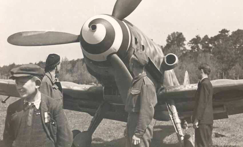 Vladimír Kopecký a britští vojáci na letišti v Pardubicích, květen 1945