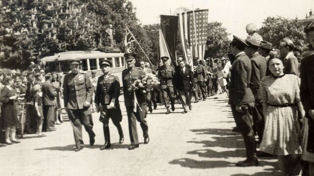 Pochod osvoboditelů centrem Pardubic, květen 1945