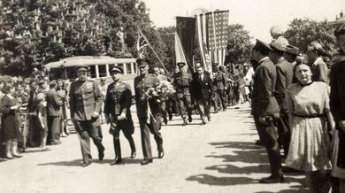 Pochod osvoboditelů centrem Pardubic, květen 1945