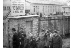 Členové komise dohlížející na odsun německého obyvatelstva před sběrným střediskem ve Dvorech u Karlových Varů v roce 1946. Zdroj: archiv Jindřicha Nového.