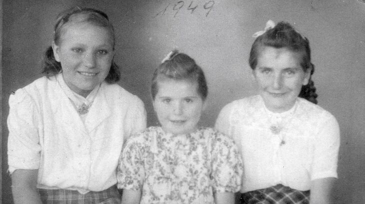 Erika Brinkmannová (uprostřed) roku 1949, vpravo její sestra Thusnelda. Zdroj: archiv pamětnice
