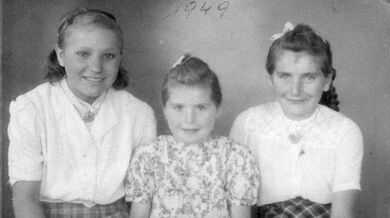 Erika Brinkmannová (uprostřed) roku 1949, vpravo její sestra Thusnelda. Zdroj: archiv pamětnice