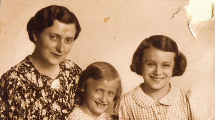Věra Idan s maminkou a sestrou Marianou, 1939, pasová fotografie. Archiv Věry Idan
