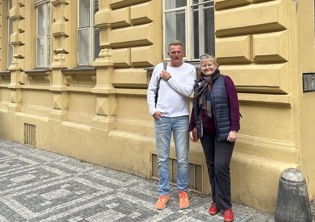 Pavel Vinter a Jitka Šnircová před domem ve Štěpánské, kde kdysi zahynul jejich otec. Na konci října 2012 zde zemřela na zástavu srdce Eva Vinterová. Josef Eichler ji na onen svět následoval hned následující den. Přesnou příčinu jeho smrti se rodina nedozvěděla.