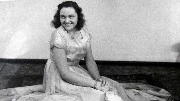 Lieselotte ve svých prvních plesových šatech roku 1947 krátce předtím, než na plese zažila ústrky od Čechů. ​​​​​​Zdroj: archiv pamětnice