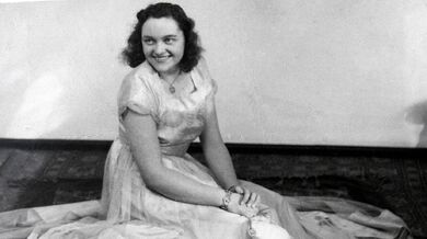 Lieselotte ve svých prvních plesových šatech roku 1947 krátce předtím, než na plese zažila ústrky od Čechů. ​​​​​​Zdroj: archiv pamětnice