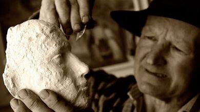 Jiří Vydra s jednou ze svých plastik. Zdroj: www.jirivydra.cz