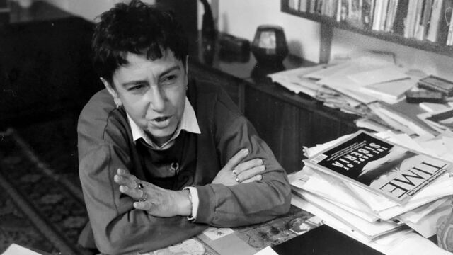 Jiřina Šiklová ve své pracovně v Klimentské 17, kde přijímala i své studenty, 1995. Zdroj: archiv pamětnice