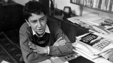 Jiřina Šiklová ve své pracovně v Klimentské 17, kde přijímala i své studenty, 1995. Zdroj: archiv pamětnice
