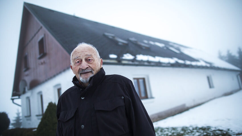 Antonín Burdych před svým rodným domem v Končinách. Foto: Tomáš Kubelka