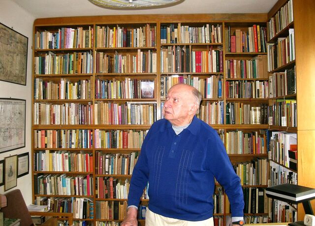 ​ Profesor Josef Kolmaš ve své knihovně. Zdroj: A. Jelínková a Paměť národa ​