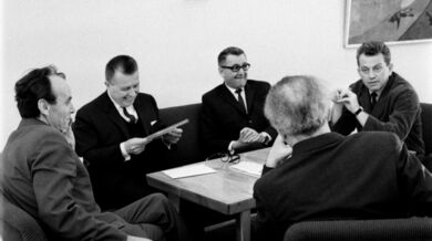 Doba, kdy mezi novináři a KSČ vládla téměř idyla. 1. 4. 1968 se tajemník ÚV KSČ Čestmír Císař setkal s delegací výboru městské organizace pražských novinářů. Zleva Jiří Ruml, Čestmír Císař, Miroslav Štráfelda a Jiří Lederer, zády k objektivu Milan Weiner. Zdroj: ČT