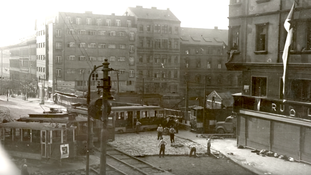 Barikáda nad železničním tunelem na Vinohradské třídě, květen 1945. Zdroj: archiv Českého rozhlasu.