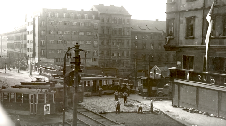 Barikáda nad železničním tunelem na Vinohradské třídě, květen 1945. Zdroj: archiv Českého rozhlasu.
