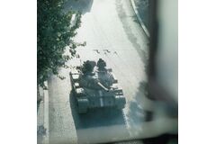 Tank v ulici v Hradci Králové, srpen 1968