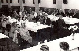 Oslava Mezinárodního dne žen v kulturním domě. Zdroj: archiv pamětnice Květoslavy Čaloudové.