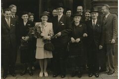 Rodinná fotografie ze svatby Toničky, mladší sestry Katrin Smrkovské (kolem roku 1946)<br /> 