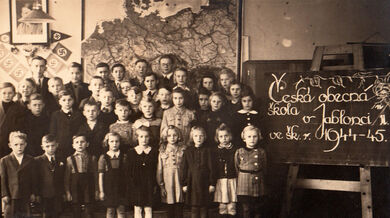 Česká třída v německé škole v Jablonci nad Nisou v Pivovarnické ulici ve školním roce 1944-45, Josef Tvrzník v horní řadě třetí zleva. Foto: Paměť národa