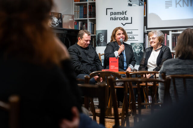 Křest knihy #Nezapomeň. Zleva: ředitel Paměti národa Mikuláš Kroupa, odpovědná redaktorka knihy Irena Tatíčková a Hana Lamková. Foto: Tomáš Cindr