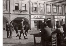 Odvody koní pro německou armádu na náměstí v Jaroměři 6. října 1943