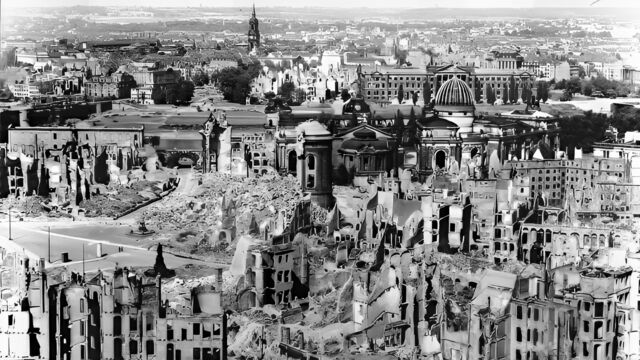 Centrum Drážďan po bombardování. Zdroj: Bundesarchiv