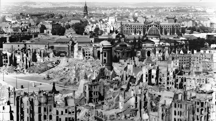 Centrum Drážďan po bombardování. Zdroj: Bundesarchiv