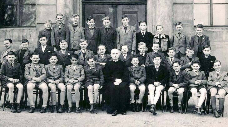 Prima jezuitského gymnázia v Bohosudově ve školním roce 1947/1948. O dva roky později se Bohosudov stal jedním z míst, kde byli internováni řeholníci vyhnaní ze svých klášterů. Zdroj: archiv pamětníka Václava Wagnera 