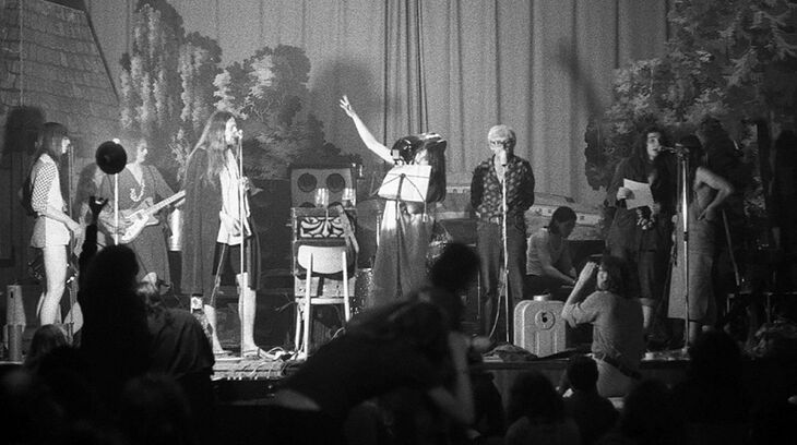 Pavel Zajíček jako host skupiny The Plastic People of the Universe ve Veleni v prosinci 1973. Foto: Jan Ságl