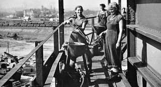 ​​​​Ohřev nýtů při nýtovacích pracích (1951). Zdroj: archiv Miroslavy Pěčkové a společnosti Liberty Ostrava