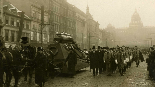 Fotografie z pohřbu. eSbírky, Národní Muzeum. CC BY-NC 4.0