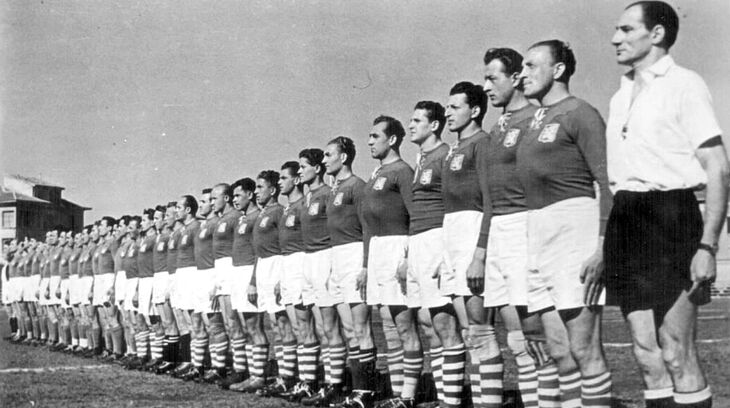 Miloš Gut v rugbyové reprezentaci Československa po válce (čtvrtý zleva).
