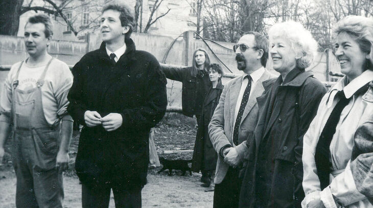 Zdeněk Bašný (druhý zleva) v Bohnicích při návštěvě Olgy Havlové, zdroj: archiv pamětníka